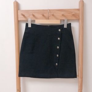 ✨NWOT✨ black mini skirt (M)
